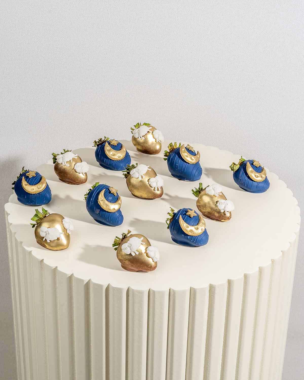 Blue and Golden EID StrawberriesChocolate & ConfectioneryYour Gift Contains:• 12pcs Fathers day Chocolate covered strawberries• Box Size:24x18x4cmHandling and Storage • Keep away from direct heat and sunlight• Best stored between 12-18 °C• Strawberries sh